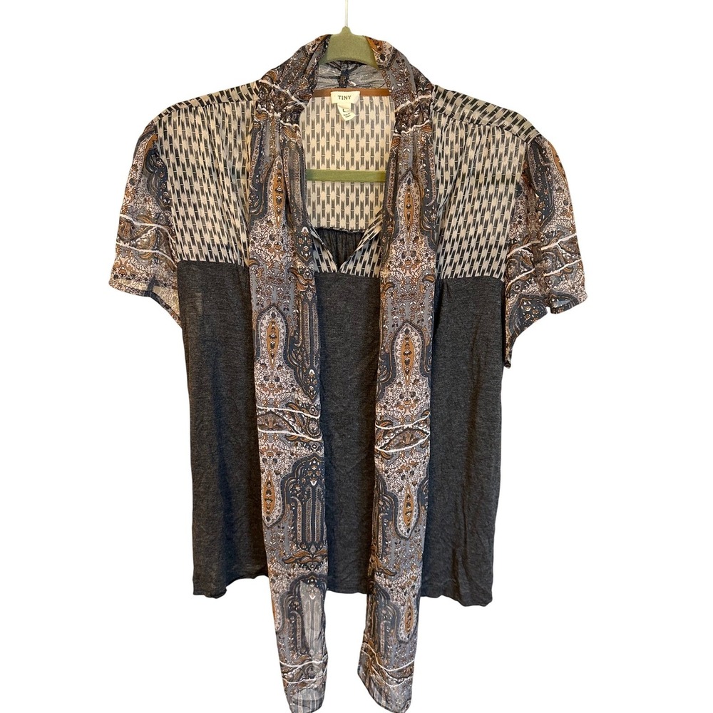 Tiny Anthropologie Womens Large Gray Mixed‎ Print Scarf Neck Top Short Sleeve